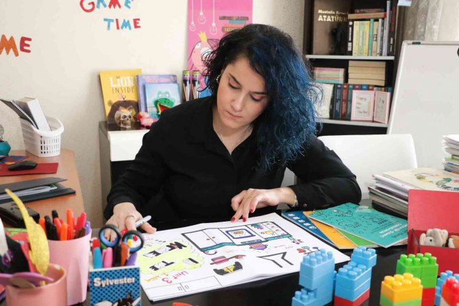 Yemek Odasından Binlerce Öğrenciye İ̇ngilizce Öğretiyor