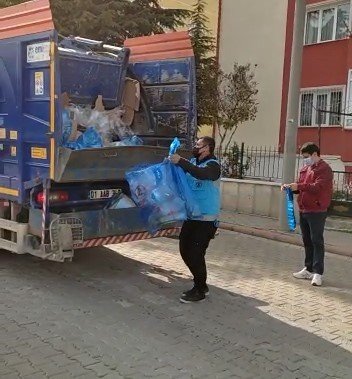 Pursaklar Belediyesi 62 Bin 950 Binaya Ambalaj Toplama Poşeti Dağıttı