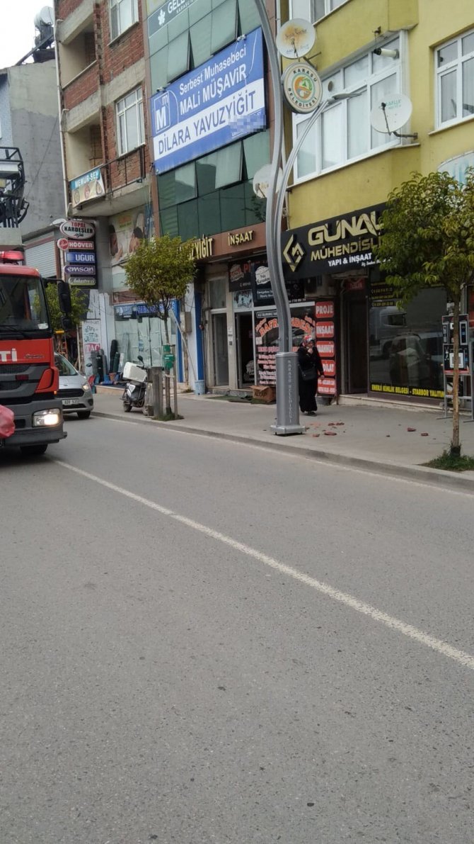 Rüzgar Şiddetini Artırdı, Çatıdaki Kiremitler Yola Düştü