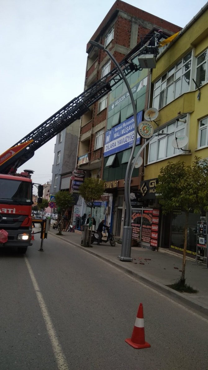 Rüzgar Şiddetini Artırdı, Çatıdaki Kiremitler Yola Düştü