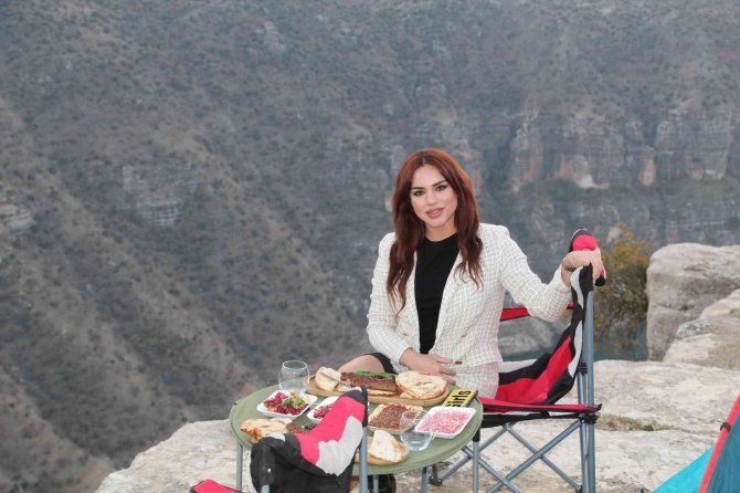 Dubai’de Yaşayan Sunucu Doğa Harikası Manzarayı Görmek İçin Siirt’e Geldi