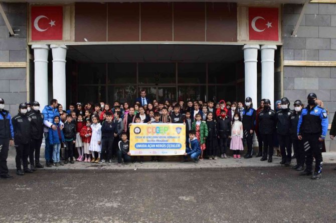 Cizre’de Öğrenciler Önce Polis Araçlarını Tanıdı Sonra Polislerle Piknik Yaptı