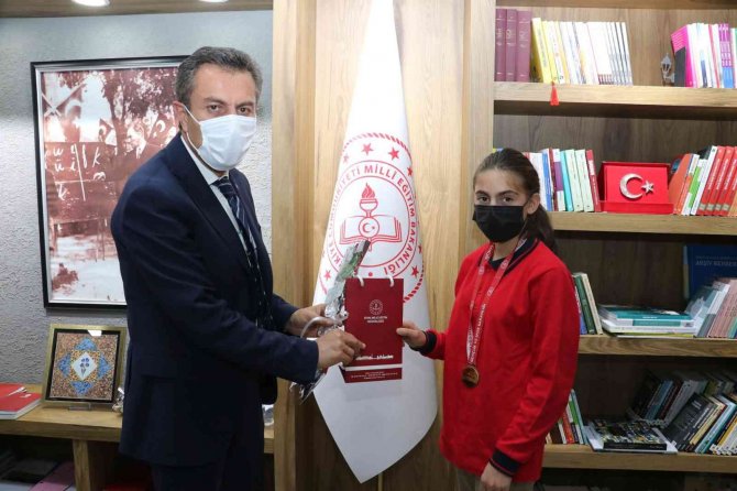 Müdür Aslan, Şampiyon Takımı Tebrik Etti