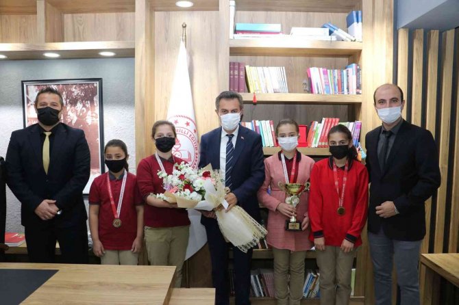 Müdür Aslan, Şampiyon Takımı Tebrik Etti