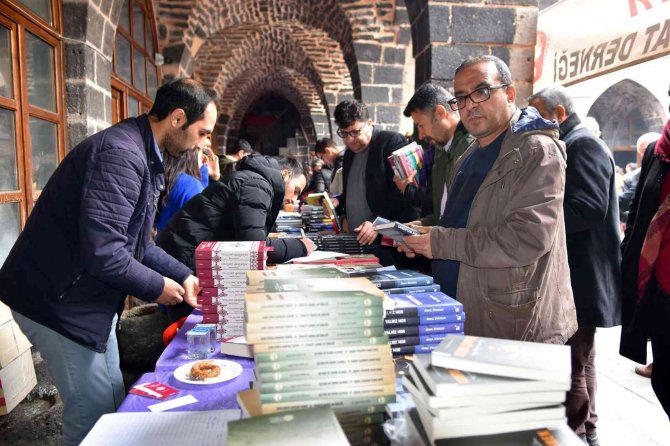 Siverekli Yazar Ve Şairler Okurlarıyla Buluştu