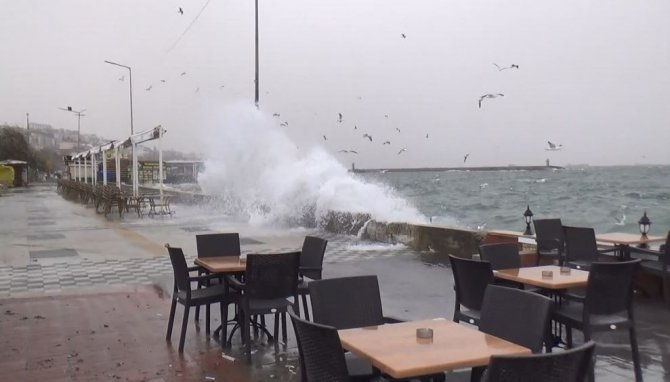 Tekirdağ’da Şiddetli Fırtına: Dev Dalgalar Kıyıya Vurdu