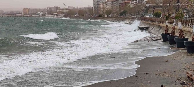 Tekirdağ’da Şiddetli Fırtına: Dev Dalgalar Kıyıya Vurdu