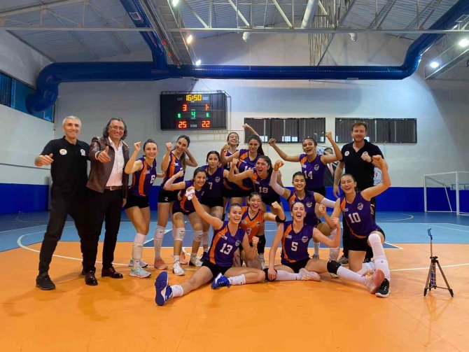 Büyükşehir Kadın Voleybol Takımı Namağlup Lider