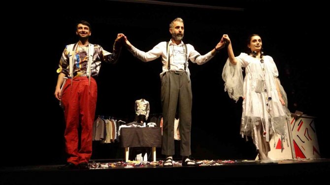 Van’da ‘Birkaç Dakika Önce Saat 4’ Tiyatro Oyunu Beğeni Aldı