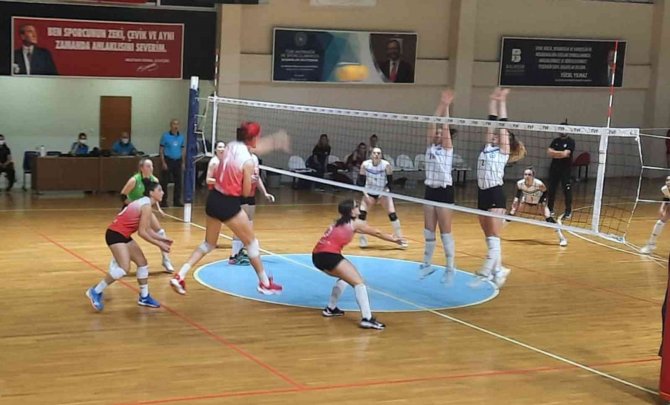 Voleybolda Ayvalıkgücü Ligin Güçlü Ekibi Nilüfer’i Devirdi