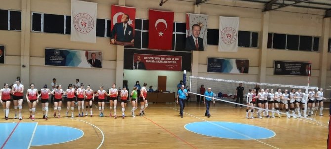 Voleybolda Ayvalıkgücü Ligin Güçlü Ekibi Nilüfer’i Devirdi