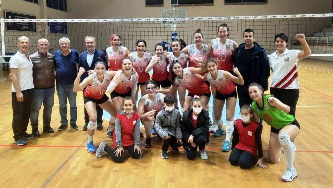 Voleybolda Ayvalıkgücü Ligin Güçlü Ekibi Nilüfer’i Devirdi