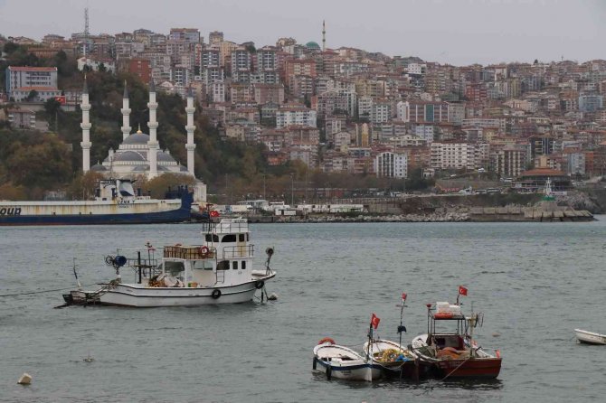 Zonguldak’ta Şiddetli Rüzgar Etkisini Sürdürüyor