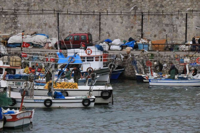 Zonguldak’ta Şiddetli Rüzgar Etkisini Sürdürüyor