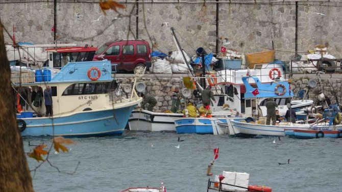 Zonguldak’ta Şiddetli Rüzgar Etkisini Sürdürüyor