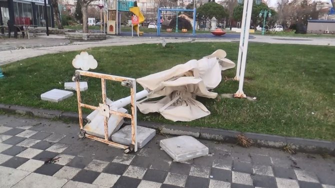 Dev Şemsiyeler Uçtu, Mermer Taşları Yerinden Oynadı