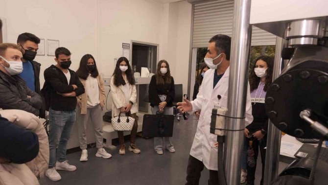 Üniversiteliler Yapı Malzemeleri Laboratuvarını Gezdi