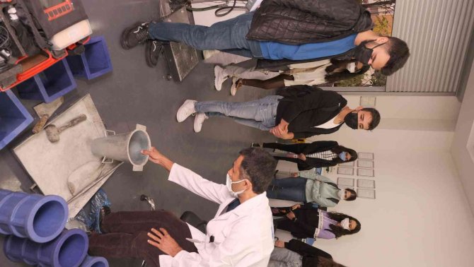 Üniversiteliler Yapı Malzemeleri Laboratuvarını Gezdi