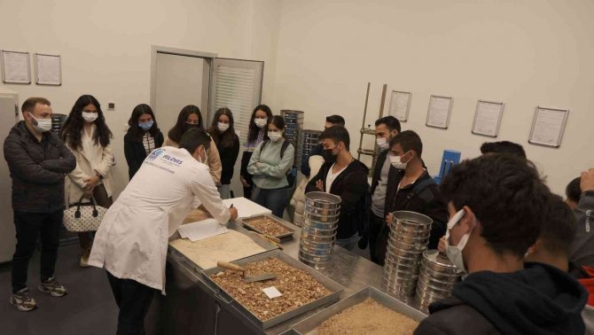 Üniversiteliler Yapı Malzemeleri Laboratuvarını Gezdi