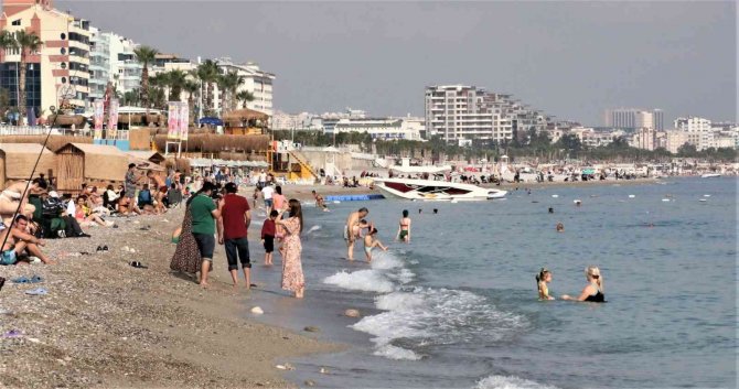 Antalya Turizmde Akdeniz’e Kıyısı Olan Rakiplerini Geride Bıraktı
