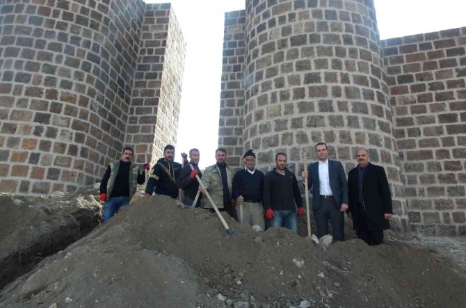 Adilcevaz Kalesi’nde Aydınlatma Çalışması