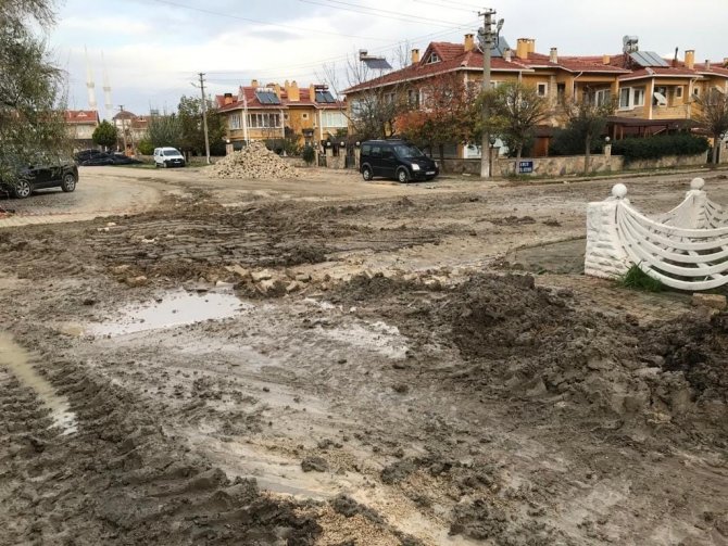 Lodos Saros Sahillerini Yuttu
