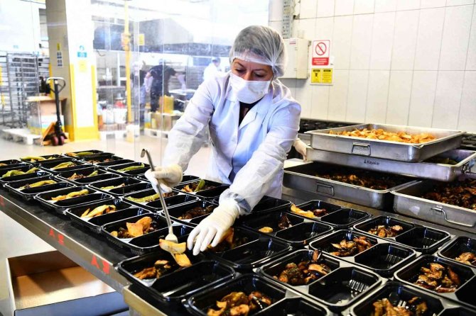 İ̇zmir Büyükşehir Belediyesinin “Kara Kış Destek Hattı” Hizmete Girdi