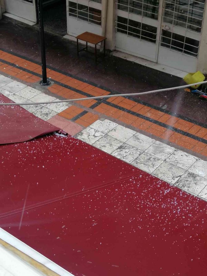 Manisa’da Kısa Süreli Dolu Etkili Oldu