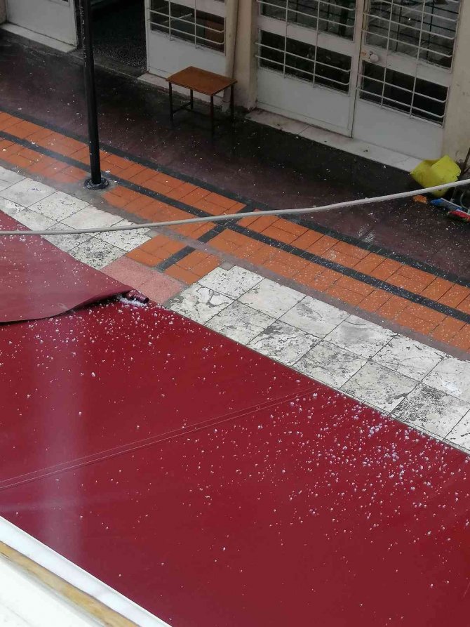 Manisa’da Kısa Süreli Dolu Etkili Oldu
