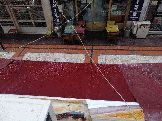 Manisa’da Kısa Süreli Dolu Etkili Oldu
