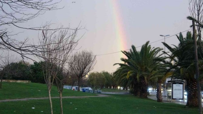 İ̇stanbul’da Fırtınaya Gökkuşağı Eşlik Etti