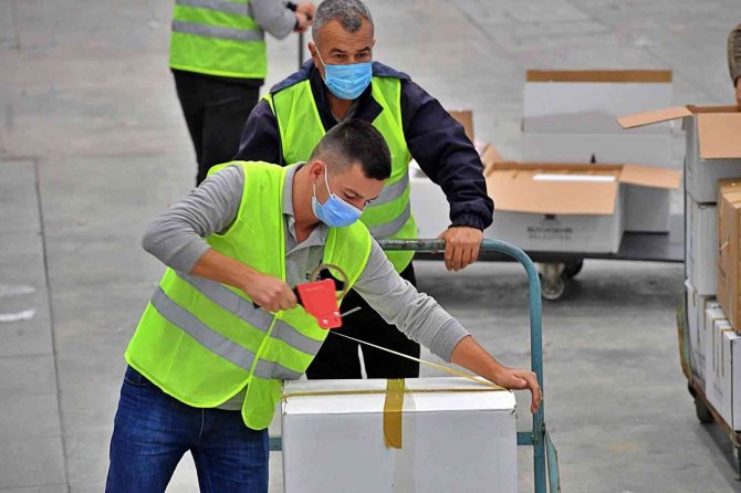 İ̇zmir Büyükşehir Belediyesinin “Kara Kış Destek Hattı” Hizmete Girdi