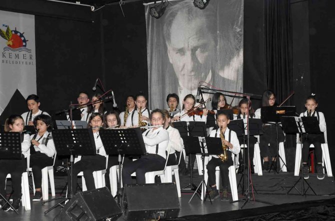 Kemer Gençlik Orkestrasından “Nereden Nereye” Konseri