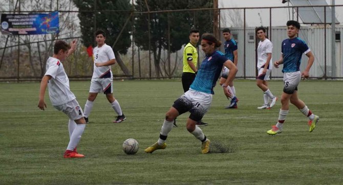 Manisa’da Okul Sporları Genç Erkekler Futbol İ̇l Birinciliği Müsabakaları Başladı