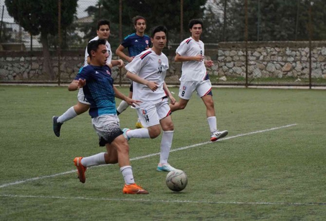 Manisa’da Okul Sporları Genç Erkekler Futbol İ̇l Birinciliği Müsabakaları Başladı