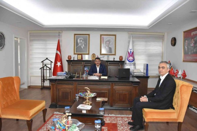 Şiir Kitabını Başkan Çelik’e Hediye Etti