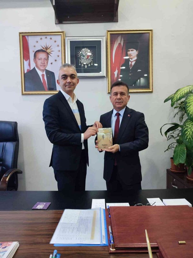 Şiir Kitabını Başkan Çelik’e Hediye Etti