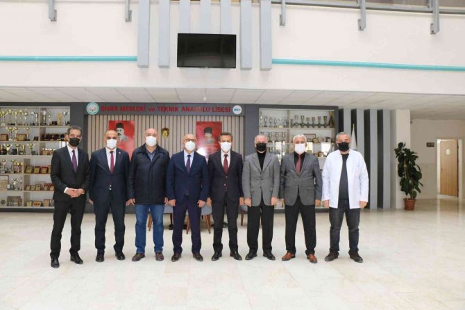 Meslek Lisesi Öğrencileri Kütüphane Mobilyası Üretiyor