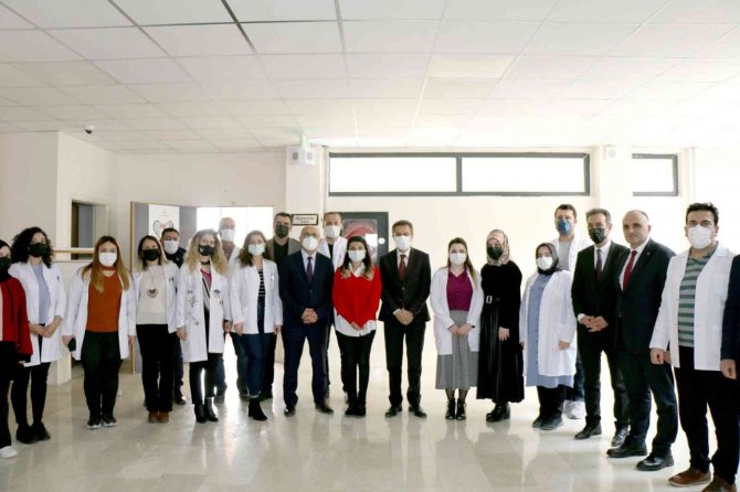 Meslek Lisesi Öğrencileri Kütüphane Mobilyası Üretiyor