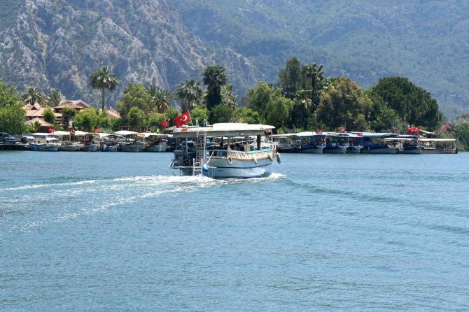 Dünyanın Önemli Doğal Miraslarından Biri Olan Dalyan Kanalları’na Kamyonlarla Kum Ve Taş Dökülüyor