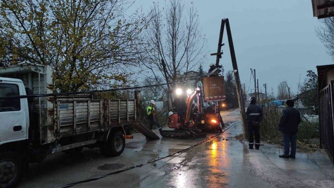 Şiddetli Lodos Enerji Hatlarını Tahrip Etti