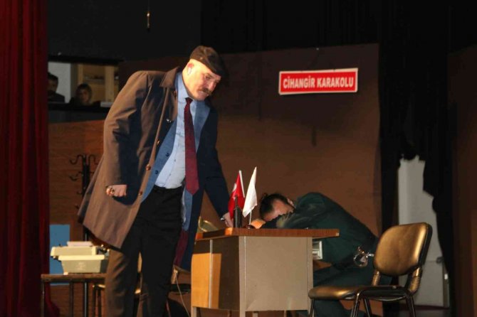 Türkiye’de Bir İlk, Siirt Emniyet Müdürü Yılmaz, Tiyatro Sahnesinde Rol Aldı