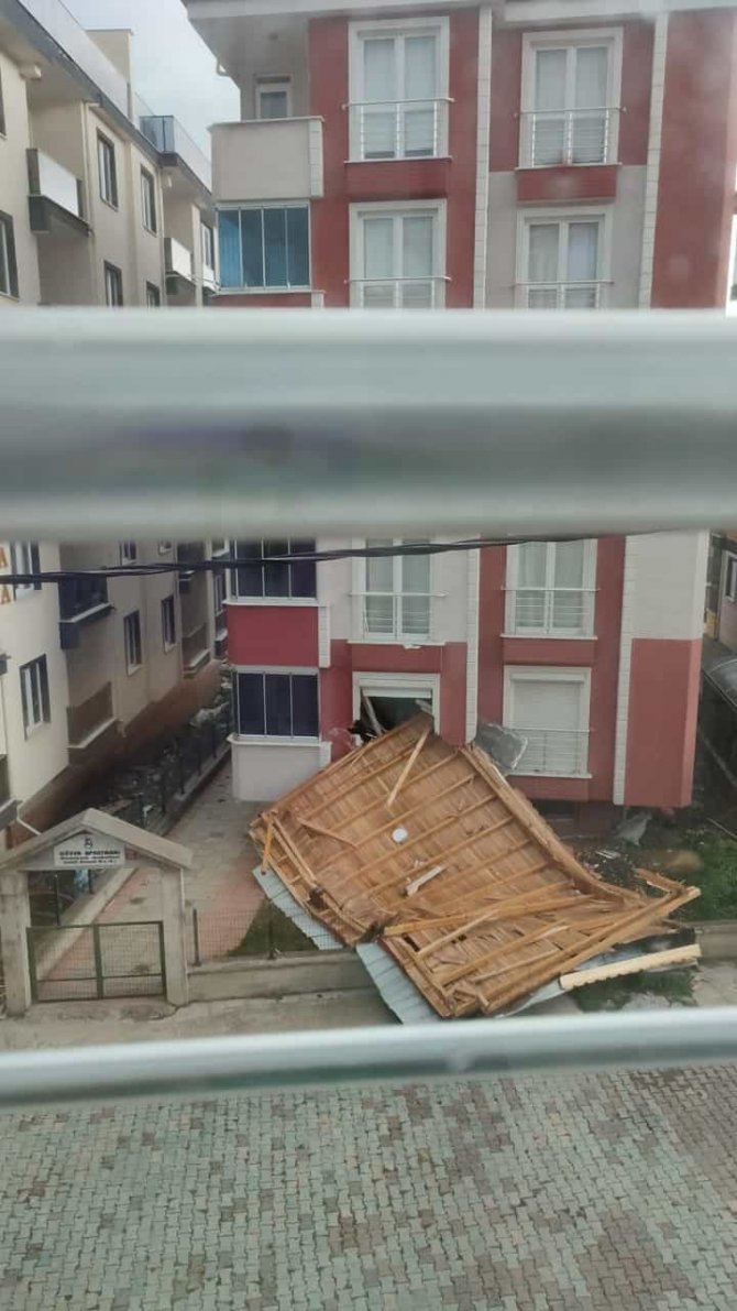 Sinop’ta Fırtına: Evlerin Çatısı Uçtu