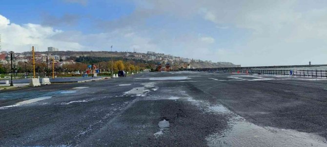 Dev Şemsiyeler Uçtu, Mermer Taşları Yerinden Oynadı
