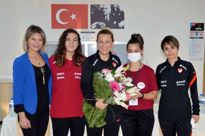 A Milli Kadın Futbol Takımı, Kır Çiçekleri İle Buluştu