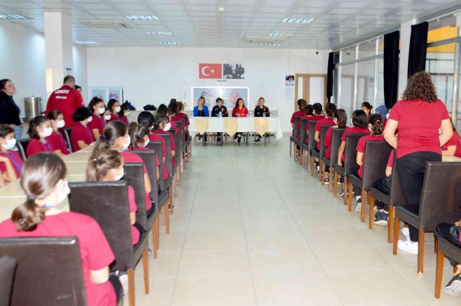 A Milli Kadın Futbol Takımı, Kır Çiçekleri İle Buluştu