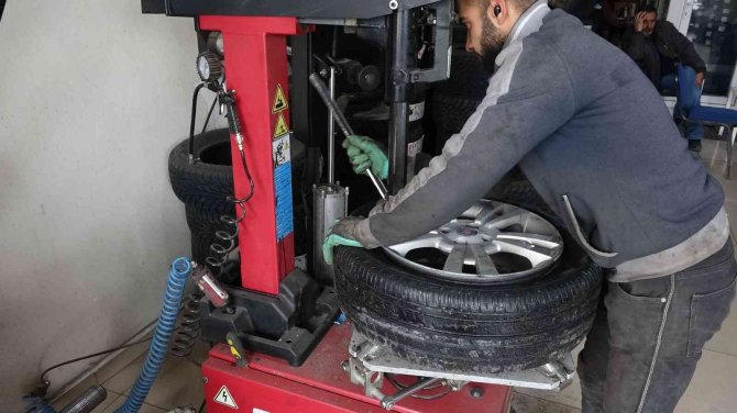 Erciş’teki Oto Lastikçilerde 1 Aralık Yoğunluğu