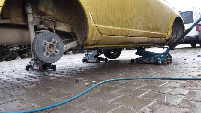 Erciş’teki Oto Lastikçilerde 1 Aralık Yoğunluğu