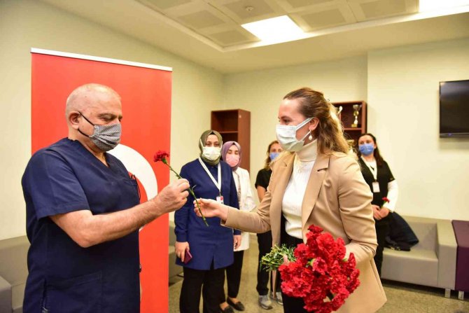 Tuzla Belediyesi’nden Tıbbi Sekreterlere Çiçek Sürprizi