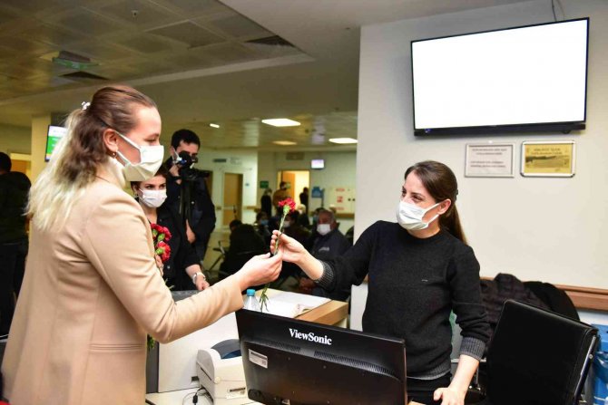 Tuzla Belediyesi’nden Tıbbi Sekreterlere Çiçek Sürprizi